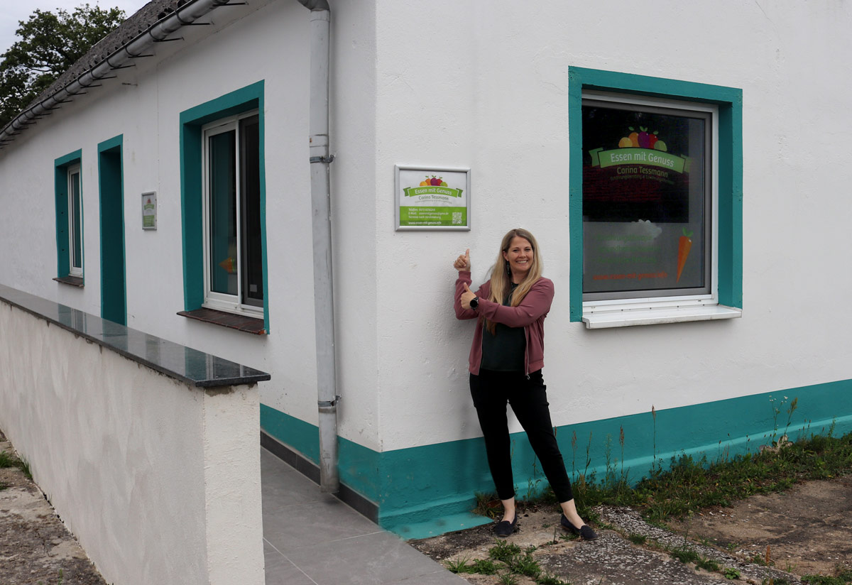 Carina Tessmann vor der Praxis in Dreenkrögen