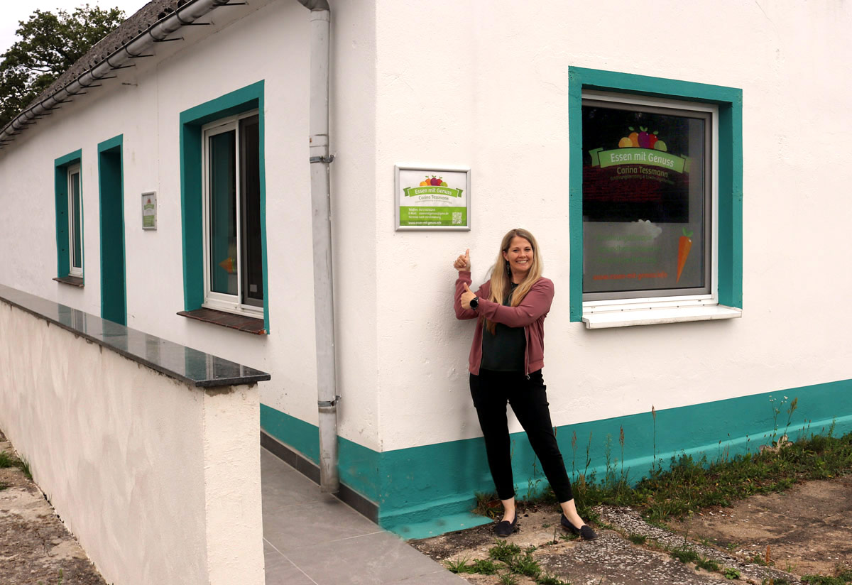 Carina Tessmann vor der Praxis in Dreenkrögen
